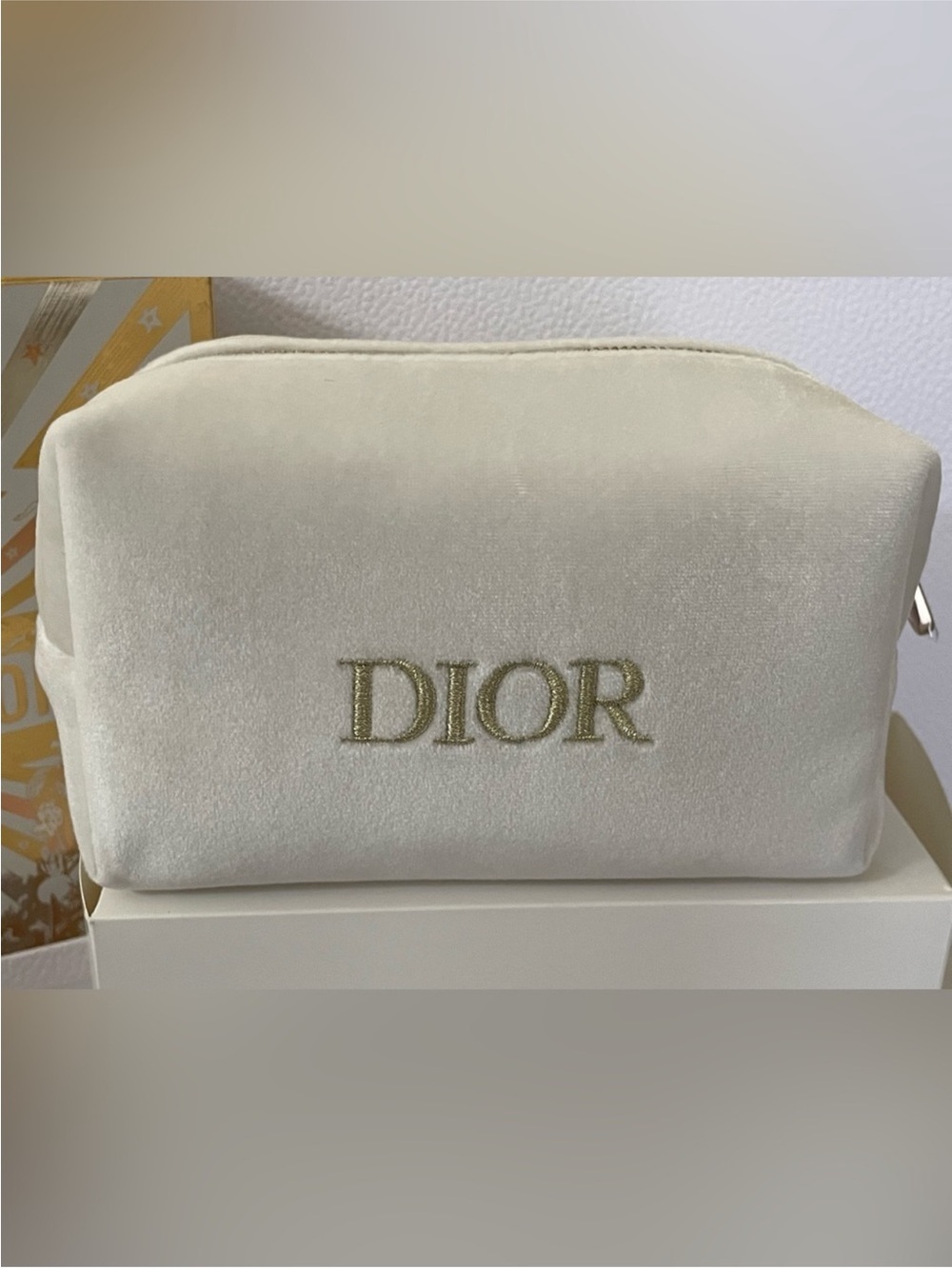Dior Cream Velvet Cosmetic Pouch
6-piece Bundle in Limited Edition
Box - Picture 9 of 13